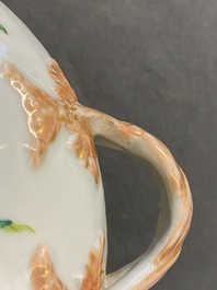 Une terrine couverte sur pr&eacute;sentoir en porcelaine famille rose de Canton, Chine, 19&egrave;me