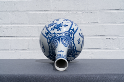 Un vase de forme bouteille en porcelaine de Chine en bleu et blanc, Kangxi