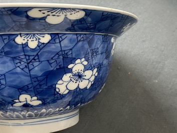 Un bol de type klapmuts en porcelaine de Chine en bleu et blanc, Kangxi