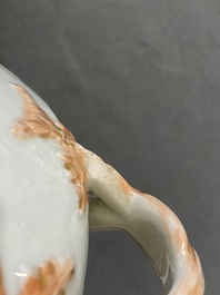 Une terrine couverte sur pr&eacute;sentoir en porcelaine famille rose de Canton, Chine, 19&egrave;me
