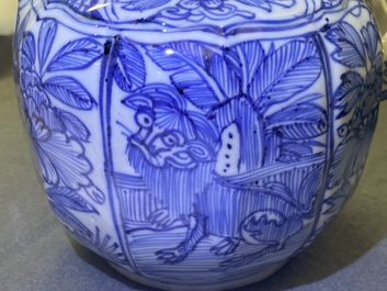 Een Chinese blauw-witte wijnkan met deksel, Wanli