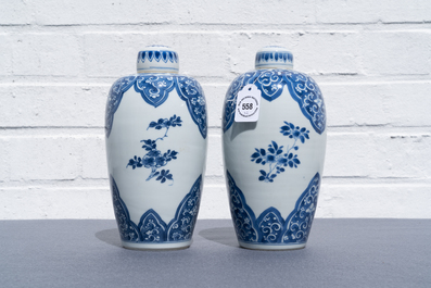 Une paire de vases couverts en porcelaine de Chine en bleu et blanc, Kangxi