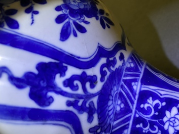 Un vase de forme bouteille en porcelaine de Chine en bleu et blanc, Kangxi