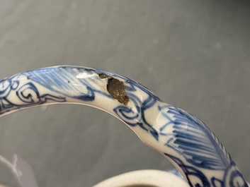 Een Chinese blauw-witte wijnkan met deksel, Wanli