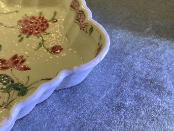 Un service &agrave; th&eacute; de 27 pi&egrave;ces en porcelaine de Chine famille rose &agrave; d&eacute;cor de paysages, Yongzheng/Qianlong