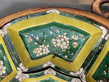 Un ensemble &agrave; hors d'oeuvres en biscuit &eacute;maill&eacute; vert sur plateau en bois, Chine, Kangxi