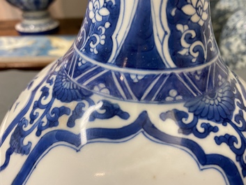 Un vase de forme bouteille en porcelaine de Chine en bleu et blanc, Kangxi