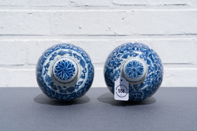 Une paire de vases couverts en porcelaine de Chine en bleu et blanc, Kangxi