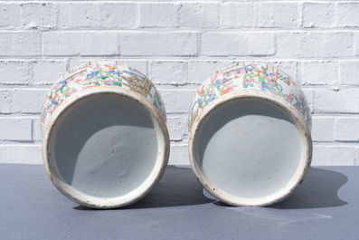 Une paire de vases couverts en porcelaine de Chine famille rose, 19&egrave;me
