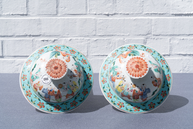Une paire de vases couverts en porcelaine de Chine famille rose, 19&egrave;me