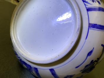Un vase de forme bouteille en porcelaine de Chine en bleu et blanc, Kangxi