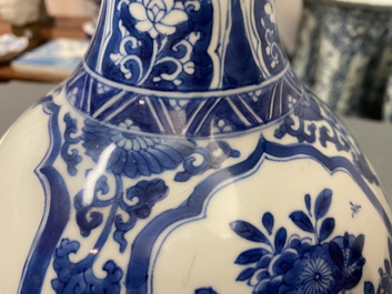 Un vase de forme bouteille en porcelaine de Chine en bleu et blanc, Kangxi