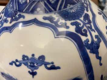 Un vase de forme bouteille en porcelaine de Chine en bleu et blanc, Kangxi