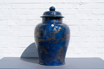Un grand vase couvert en porcelaine de Chine monochrome bleu poudr&eacute; et dor&eacute;, Kangxi