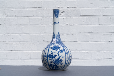 Un vase de forme bouteille en porcelaine de Chine en bleu et blanc, Kangxi