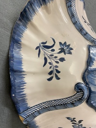 Une terrine couverte de forme rocaille en fa&iuml;ence de Bruxelles en bleu et blanc, 18&egrave;me
