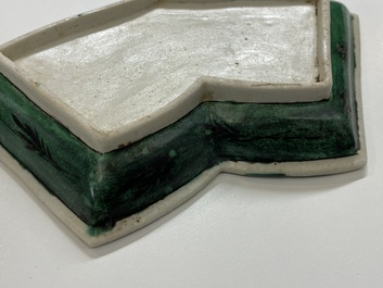 Un ensemble &agrave; hors d'oeuvres en biscuit &eacute;maill&eacute; vert sur plateau en bois, Chine, Kangxi