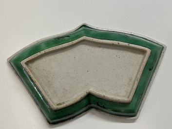 Un ensemble &agrave; hors d'oeuvres en biscuit &eacute;maill&eacute; vert sur plateau en bois, Chine, Kangxi
