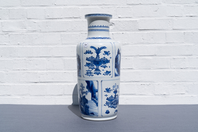 Un vase de forme rouleau en porcelaine de Chine en bleu et blanc, Kangxi