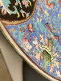 Een grote Chinese famille rose schotel, Qianlong merk, 19e eeuw