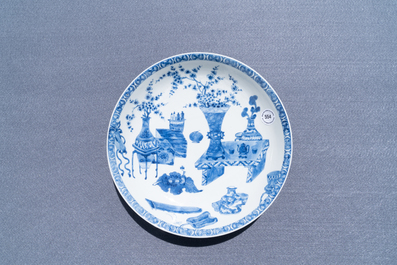Un plat en porcelaine de Chine en bleu et blanc &agrave; d&eacute;cor d'antiquit&eacute;s, Kangxi