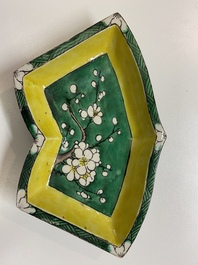 Un ensemble &agrave; hors d'oeuvres en biscuit &eacute;maill&eacute; vert sur plateau en bois, Chine, Kangxi