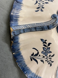 Une terrine couverte de forme rocaille en fa&iuml;ence de Bruxelles en bleu et blanc, 18&egrave;me