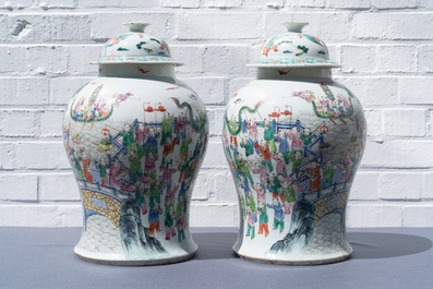 Une paire de vases couverts en porcelaine de Chine famille rose, 19&egrave;me