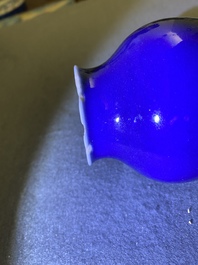 Cinq pi&egrave;ces en porcelaine de Chine bleu monochrome, 19/20&egrave;me