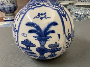 Un vase de forme bouteille en porcelaine de Chine en bleu et blanc, Kangxi
