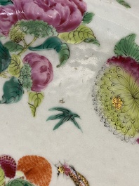 Une terrine couverte sur pr&eacute;sentoir en porcelaine famille rose de Canton, Chine, 19&egrave;me