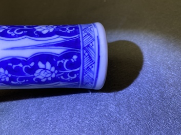 Un vase de forme bouteille en porcelaine de Chine en bleu et blanc, Kangxi