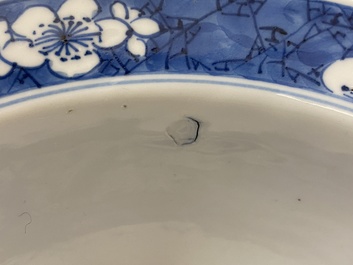 Un bol de type klapmuts en porcelaine de Chine en bleu et blanc, Kangxi