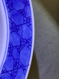 Un bol de type klapmuts en porcelaine de Chine en bleu et blanc, Kangxi