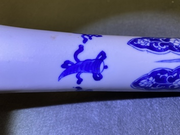 Un vase de forme bouteille en porcelaine de Chine en bleu et blanc, Kangxi