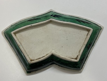 Un ensemble &agrave; hors d'oeuvres en biscuit &eacute;maill&eacute; vert sur plateau en bois, Chine, Kangxi