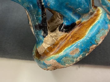 Une figure de Zhenwu et une paire de mod&egrave;les de lions en porcelaine de Chine &agrave; &eacute;mail turquoise, Ming