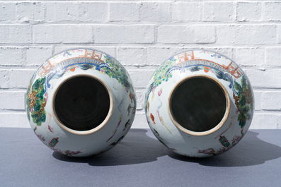 Une paire de vases couverts en porcelaine de Chine famille rose, 19&egrave;me