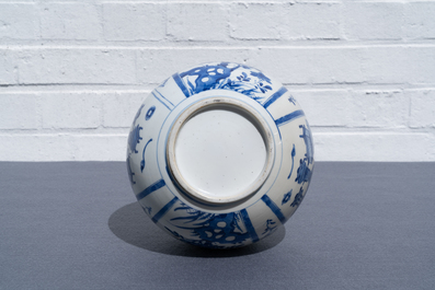 Un vase de forme bouteille en porcelaine de Chine en bleu et blanc, Kangxi