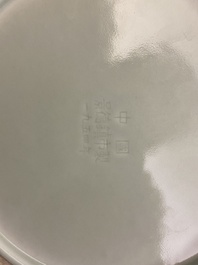 Un plat en porcelaine de Chine c&eacute;ladon monochrome en forme de Chrysanthe, Jingdezhen, dat&eacute; 1954