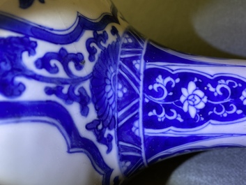 Un vase de forme bouteille en porcelaine de Chine en bleu et blanc, Kangxi