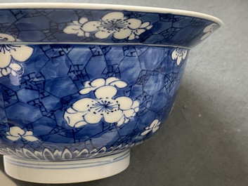 Un bol de type klapmuts en porcelaine de Chine en bleu et blanc, Kangxi