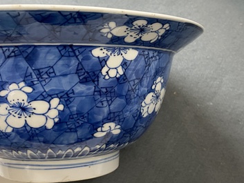 Un bol de type klapmuts en porcelaine de Chine en bleu et blanc, Kangxi