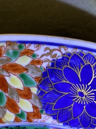 Un plat en porcelaine de Chine rose-verte &agrave; d&eacute;cor du 'G&eacute;n&eacute;ral Yang et Mu Guiying', Kangxi/Yongzheng
