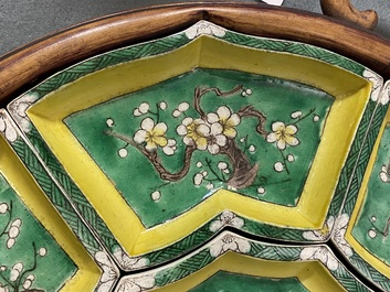 Un ensemble &agrave; hors d'oeuvres en biscuit &eacute;maill&eacute; vert sur plateau en bois, Chine, Kangxi
