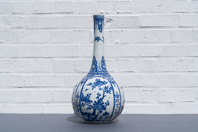 Un vase de forme bouteille en porcelaine de Chine en bleu et blanc, Kangxi