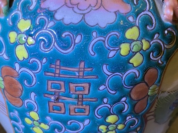 Twee grote Chinese blauw-witte en drie famille rose theepotten, 19/20e eeuw