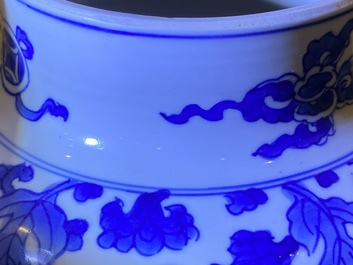 Un vase couvert en porcelaine de Chine en bleu et blanc &agrave; d&eacute;cor de ph&eacute;nix, Kangxi
