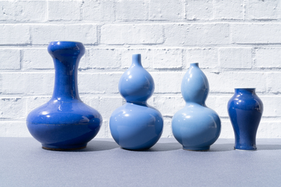 Cinq pi&egrave;ces en porcelaine de Chine bleu monochrome, 19/20&egrave;me