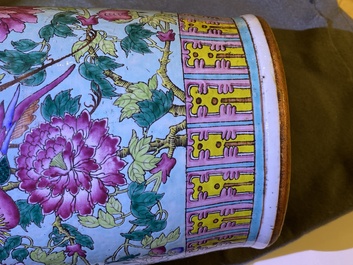 Deux vases en porcelaine de Chine famille rose pour le march&eacute; Straits ou Peranakan, 19&egrave;me